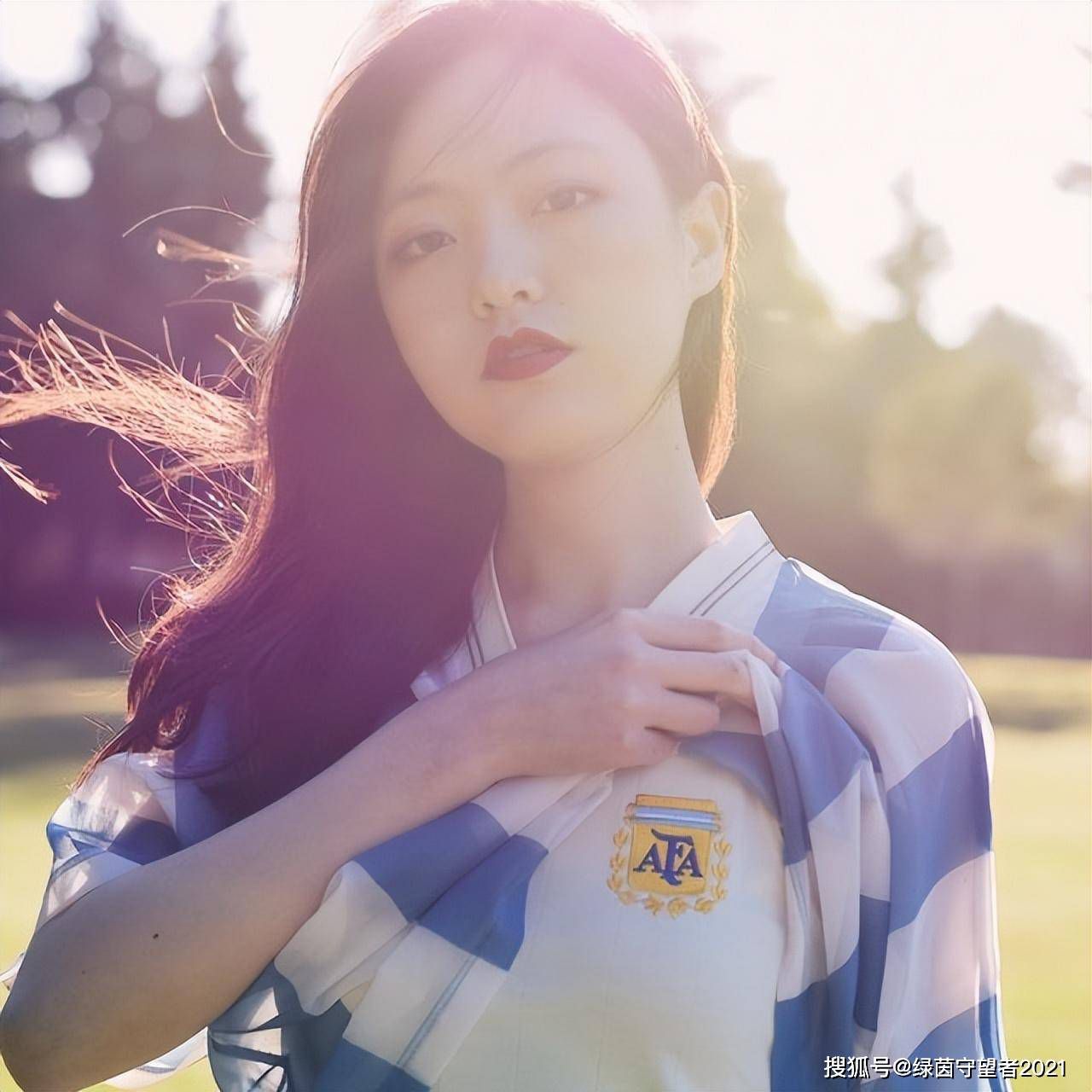 张桂芬伸手摸了一把，愤怒的抓住马岚的头发，直接将她从床上拖了下来，硬是拽着她的头发把她拖进了厕所。